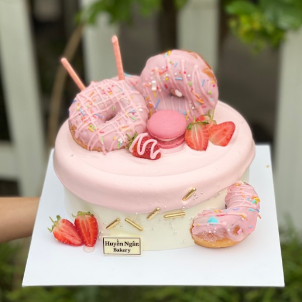 Bánh donut làm cho chiếc bánh kem thêm hấp dẫn