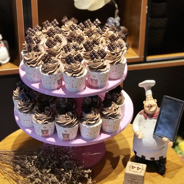 Cupcake siêu cute bên tách trà chiều lãng mạn